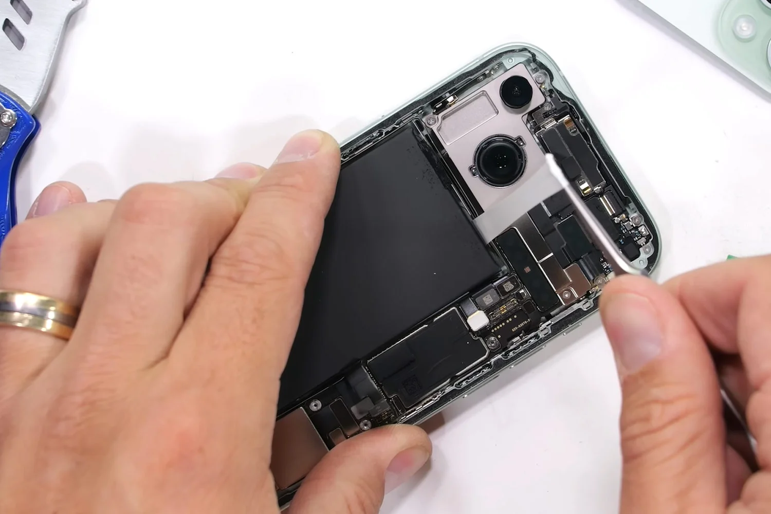 thay-pin-iphone-15-plus-chinh-hang.html-dam-bao