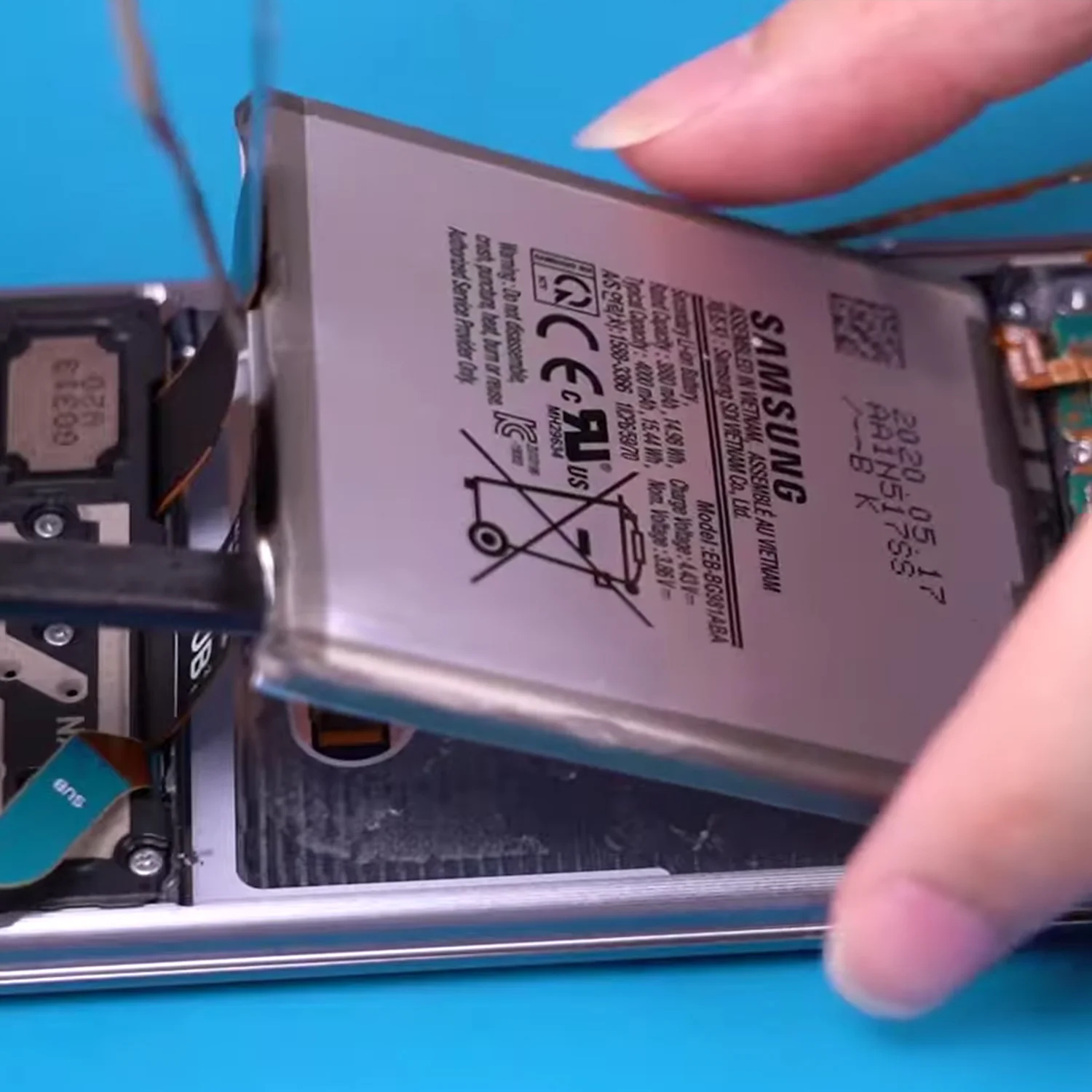 thay-pin-samsung-galaxy-s20-chinh-hang-slide3