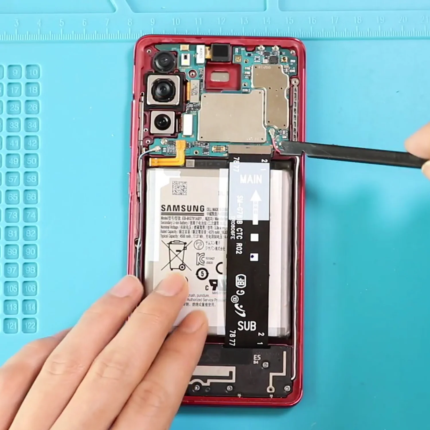 thay-pin-samsung-galaxy-s20-fe-slide3