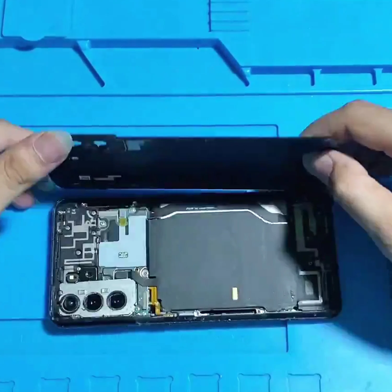 thay-pin-samsung-galaxy-s21-plus-chinh-hang-slide1