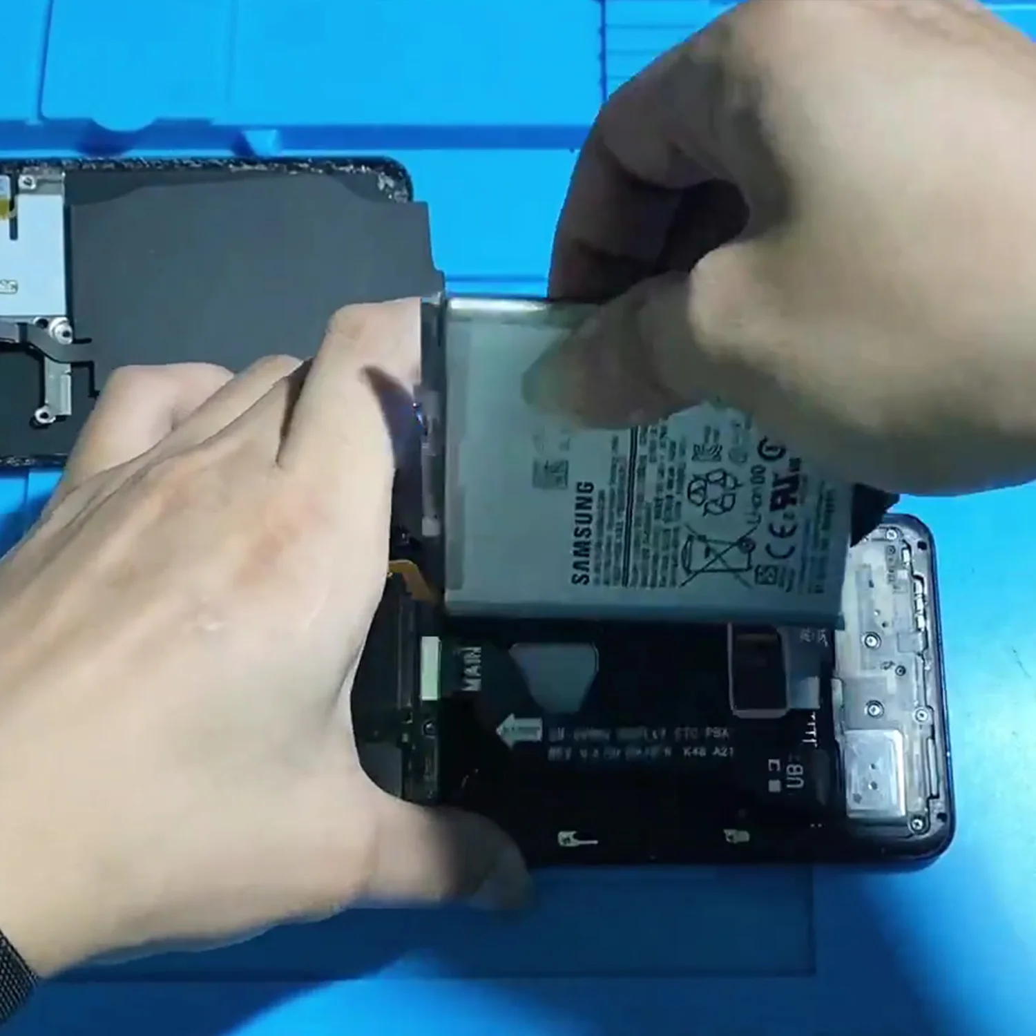 thay-pin-samsung-galaxy-s21-plus-chinh-hang-slide3