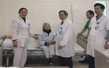 Thăm hỏi, động viên và trao quà tết cho người bệnh đang điều trị nội trú tại Bệnh viện Đại học Y Khoa Vinh