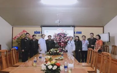 Công an Tỉnh tặng hoa và chúc mừng ngày Thầy Thuốc Việt Nam 27 - 02