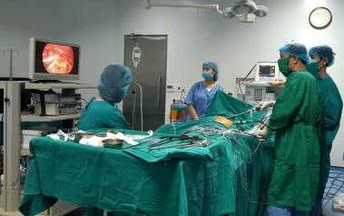 PHẪU THUẬT NỘI SOI U NANG BUỒNG TRỨNG TẠI BỆNH VIỆN ĐẠI HỌC Y KHOA VINH