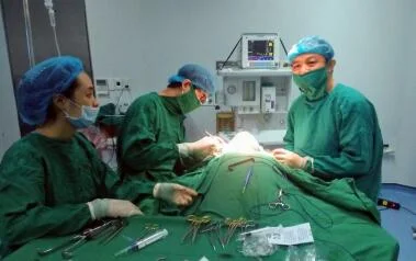 PHẪU THUẬT THÀNH CÔNG BƯỚU CỔ KHỔNG LỒ