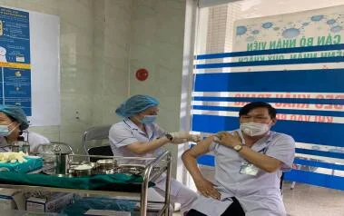 BỆNH VIỆN TRƯỜNG ĐẠI HỌC Y KHOA VINH TỔ CHỨC TIÊM PHÒNG COVID-19 ĐỢT I CHO CÁN BỘ Y TẾ