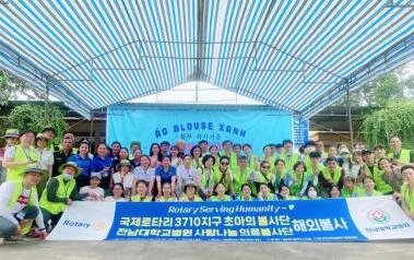 ÁO BLOUSE XANH – TÌNH NGUYỆN KHÔNG BIÊN GIỚI