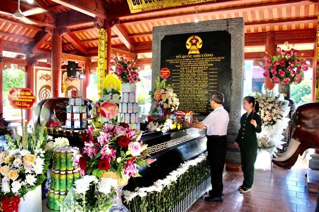 Dâng hương tri ân các anh hùng liệt sỹ tại Khu di tích Truông Bồn nhân ngày 27/07