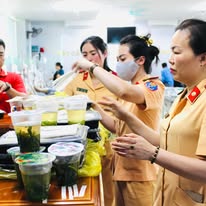 Có thể là hình ảnh về 9 người, bệnh viện và văn bản cho biết '