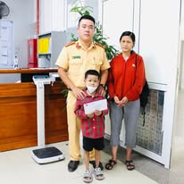 Có thể là hình ảnh về 2 người và văn bản