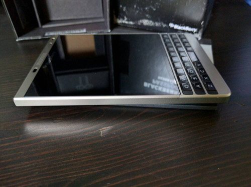 ban-blackberry-passport-silver-2