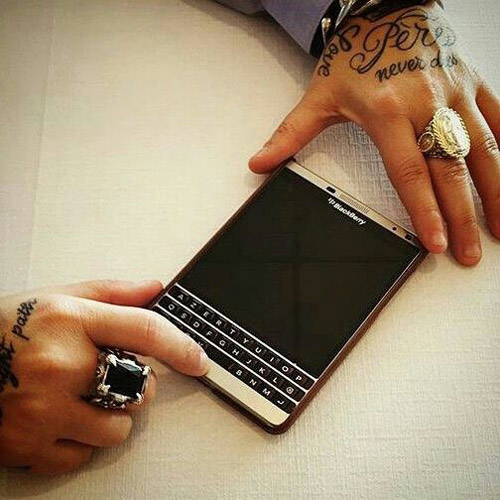 passport-silver-edition-32gb-4