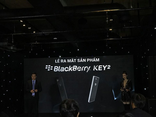 blackberry-key2-ban-quoc-te-co-mat-tai-viet-nam-chua-01