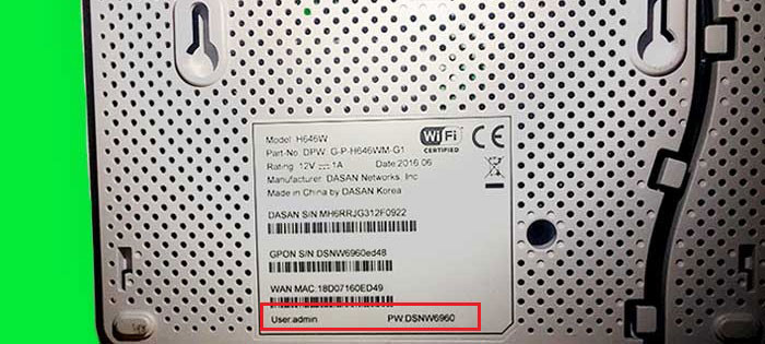 Lật và xem mật khẩu wifi ở mặt sau