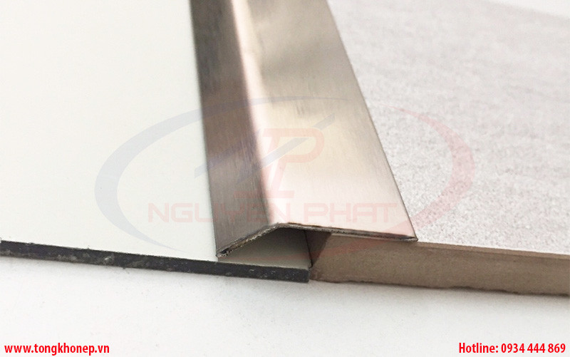 Nẹp inox chữ L vát 135 độ