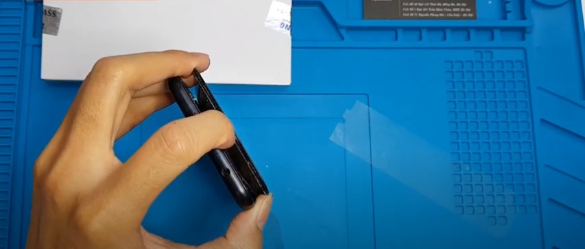 Tháo cáp kết nối
