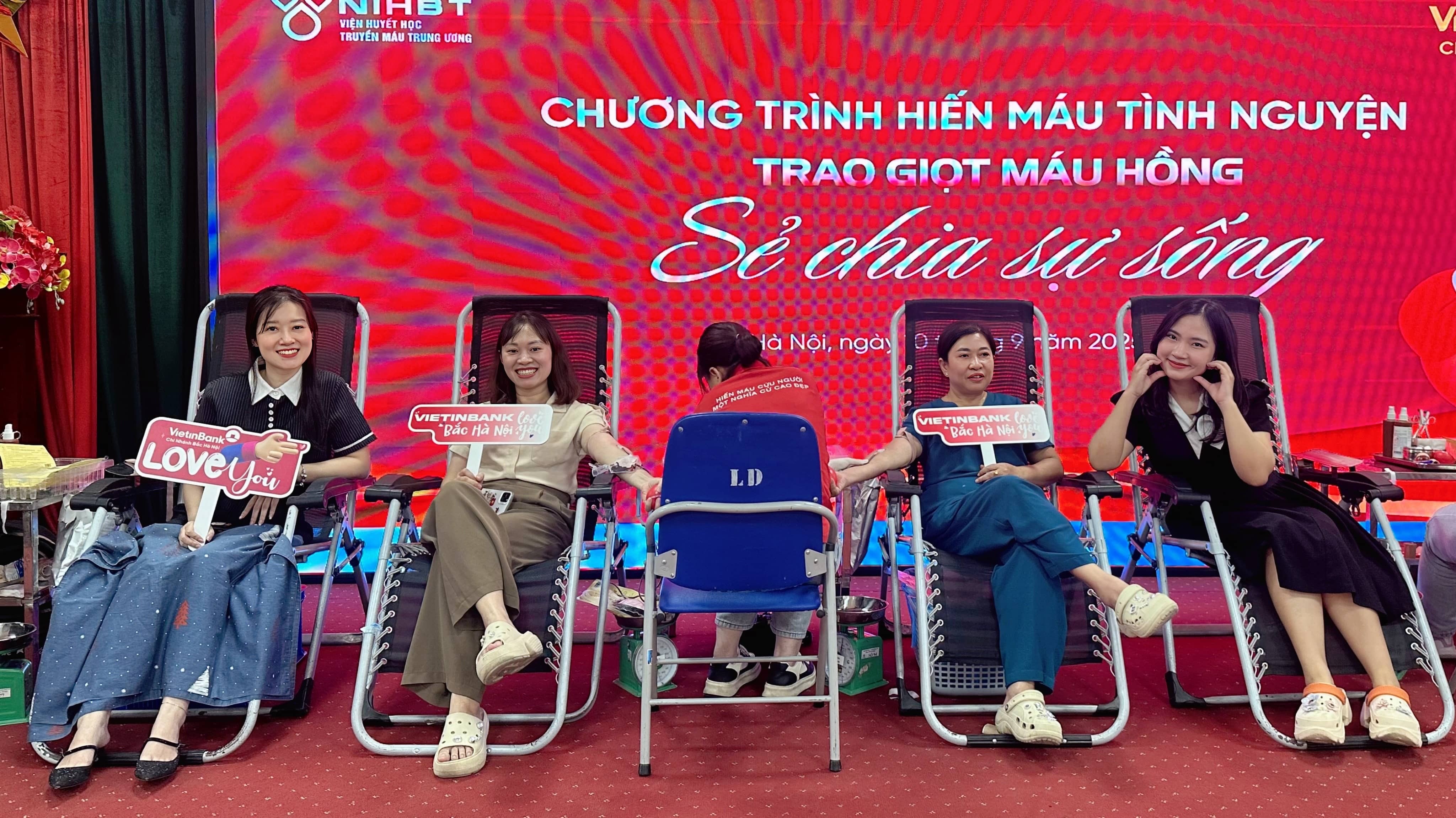 can-bo-nhan-vien-cbnv-vietchem-cung-hao-hung-va-no-nu-cuoi-rang-ro-tham-gia-chuong-trinh-hien-mau-3