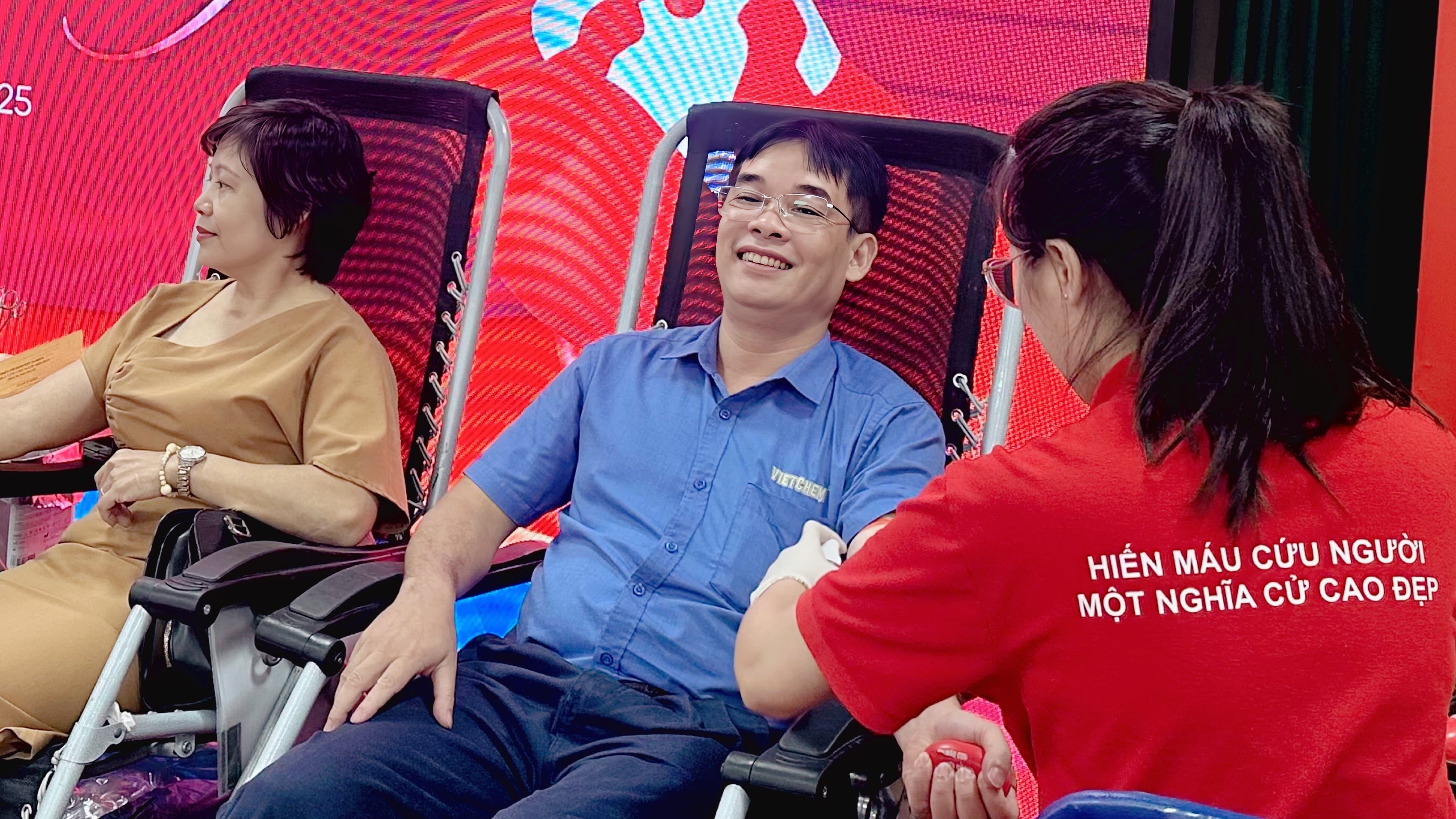 tong-giam-doc-nguyen-xuan-hai-ngoi-tren-ghe-hien-mau