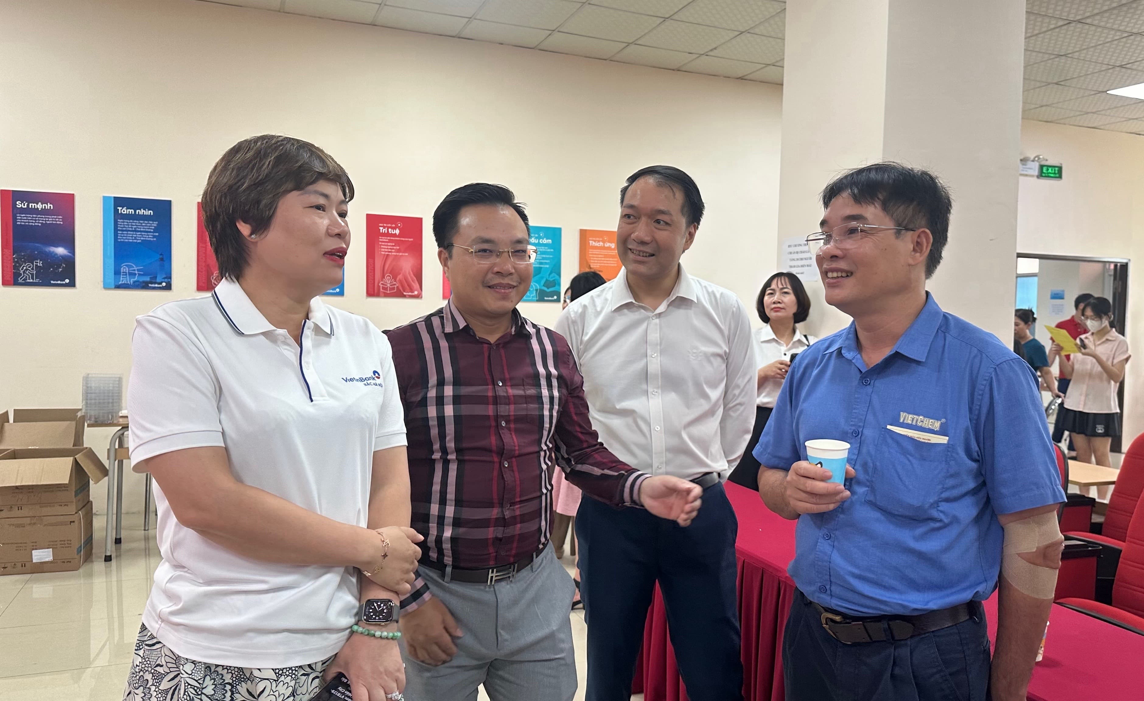 tong-giam-doc-nguyen-xuan-hai-vui-ve-tro-chuyen-cung-cac-can-bo-cua-vietinbank-bac-ha-noi