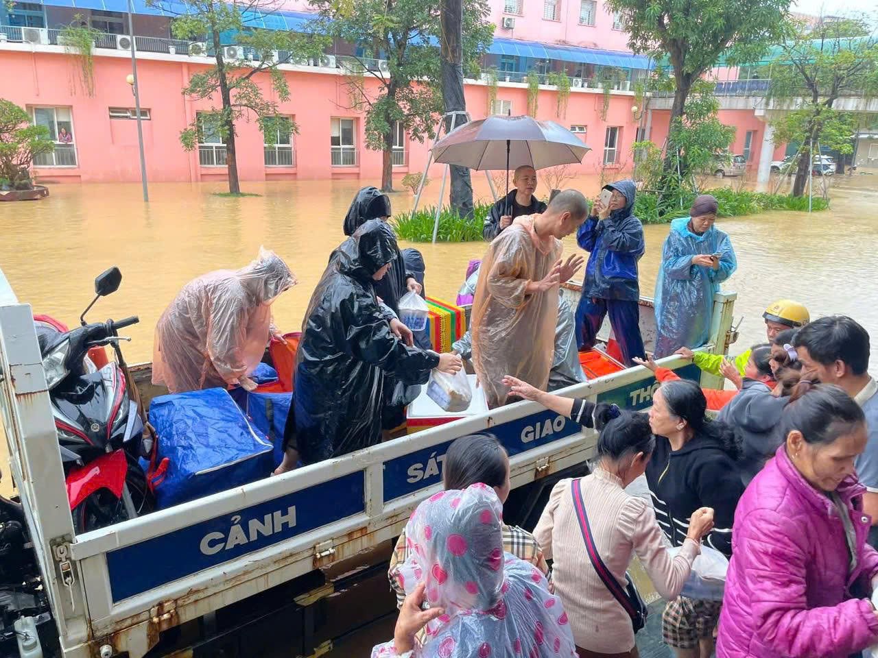 cac-quy-thay-su-co-dieu-tram-va-cong-su-trao-cac-phan-den-tay-cac-dong-bao-dang-chiu-anh-huong-nang-ne-boi-lu-lut