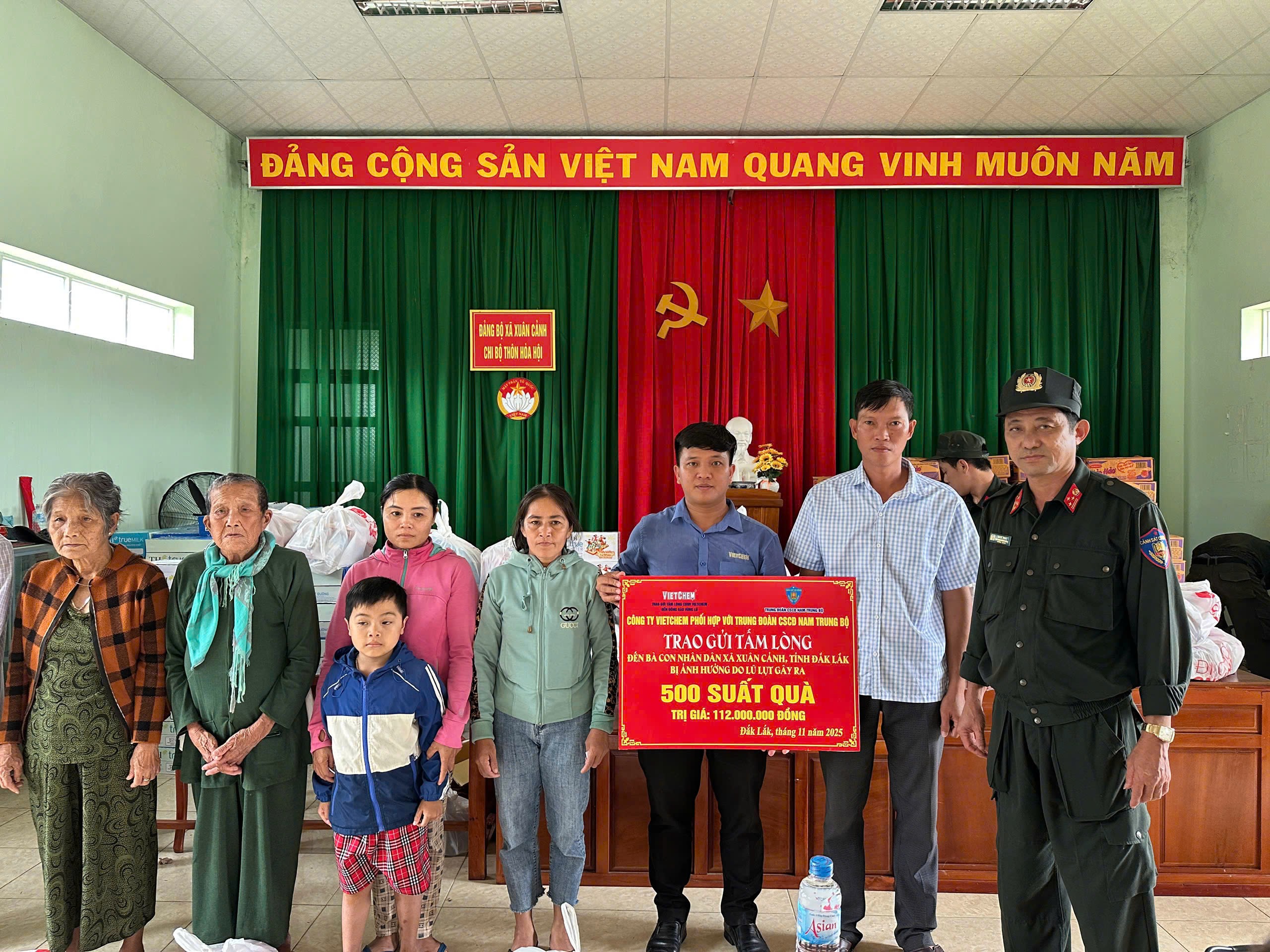 doan-cuu-tro-trao-gui-500-suat-qua-gui-den-ba-con-vung-lu-tai-dak-lak