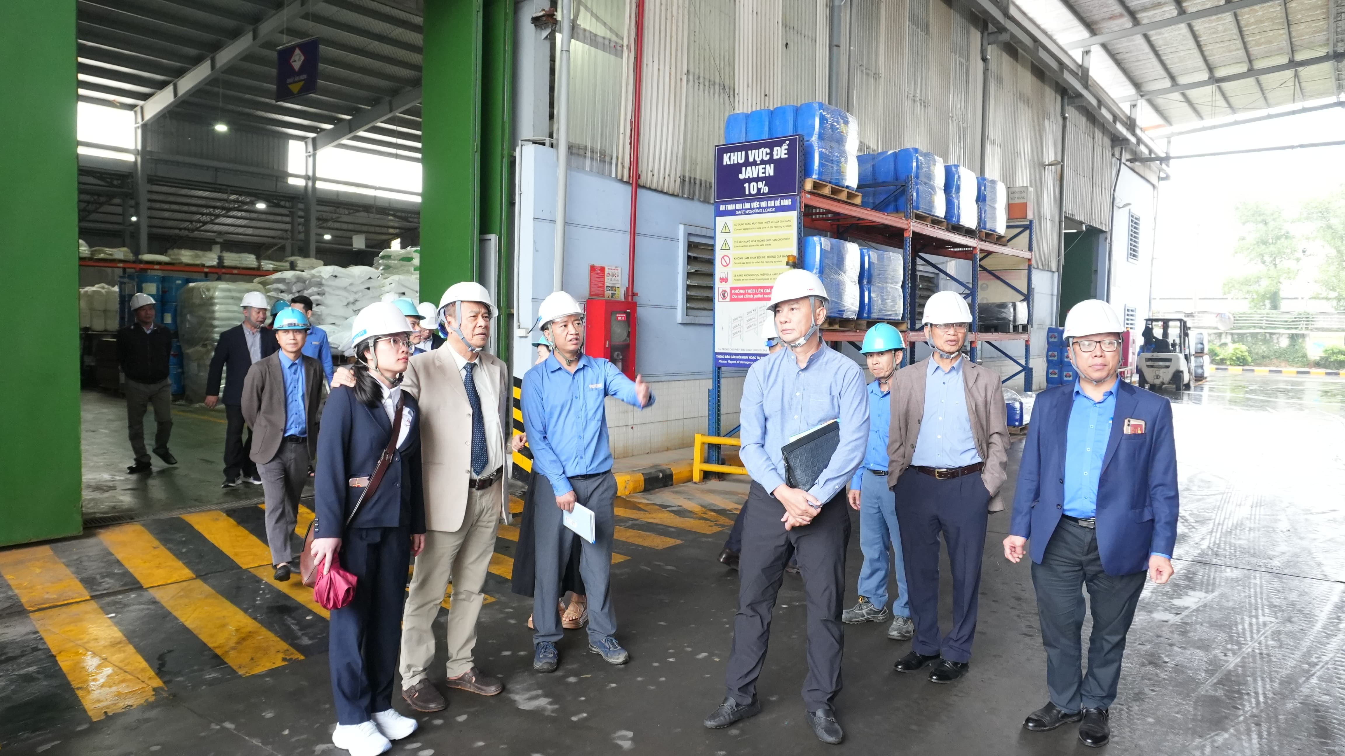 doan-hanvet-tham-quan-khu-vuc-san-xuat-tai-nha-may-tan-thanh-2