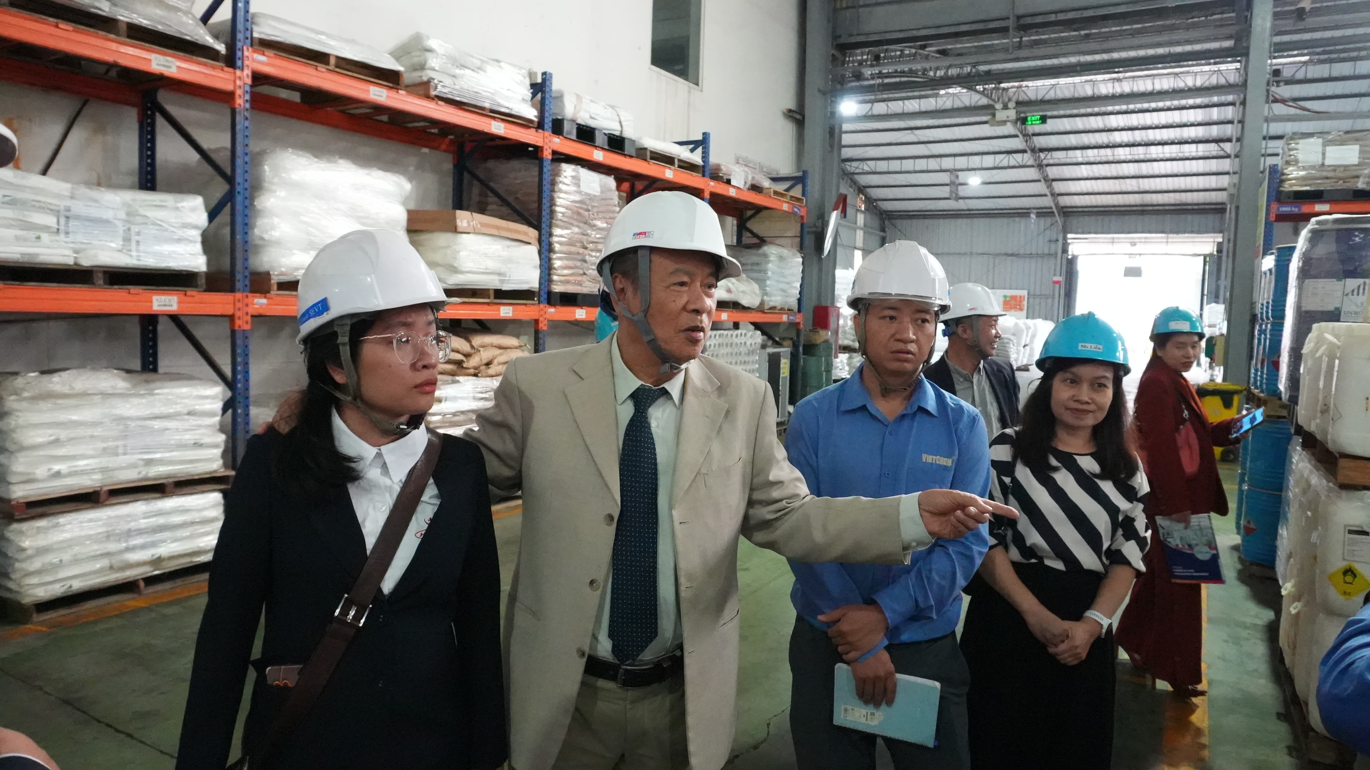 doan-hanvet-tham-quan-khu-vuc-san-xuat-tai-nha-may-tan-thanh