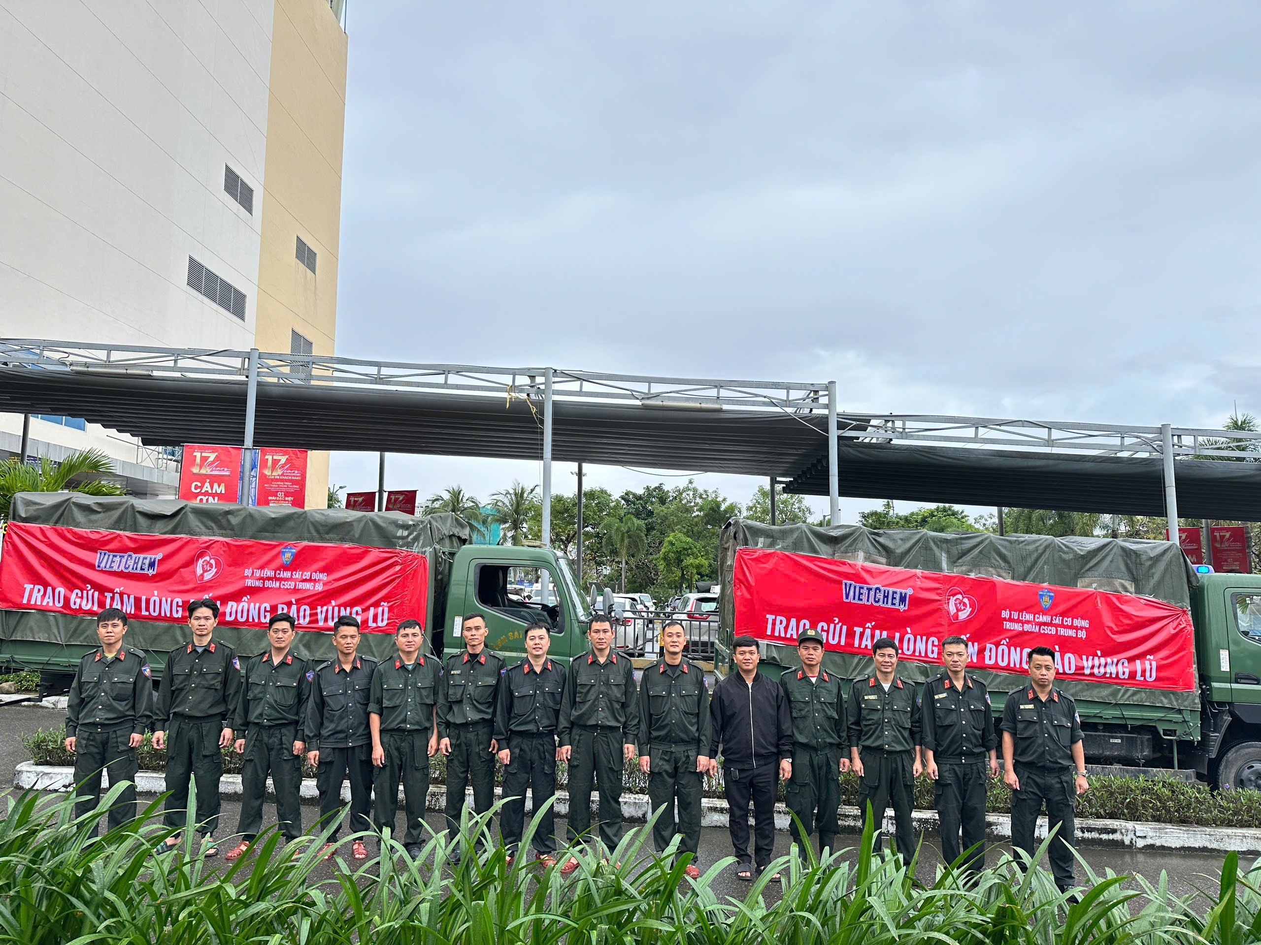 nhung-doan-xe-vietchem-cho-nhu-yeu-pham-gui-den-cac-ba-con-vung-lu-1