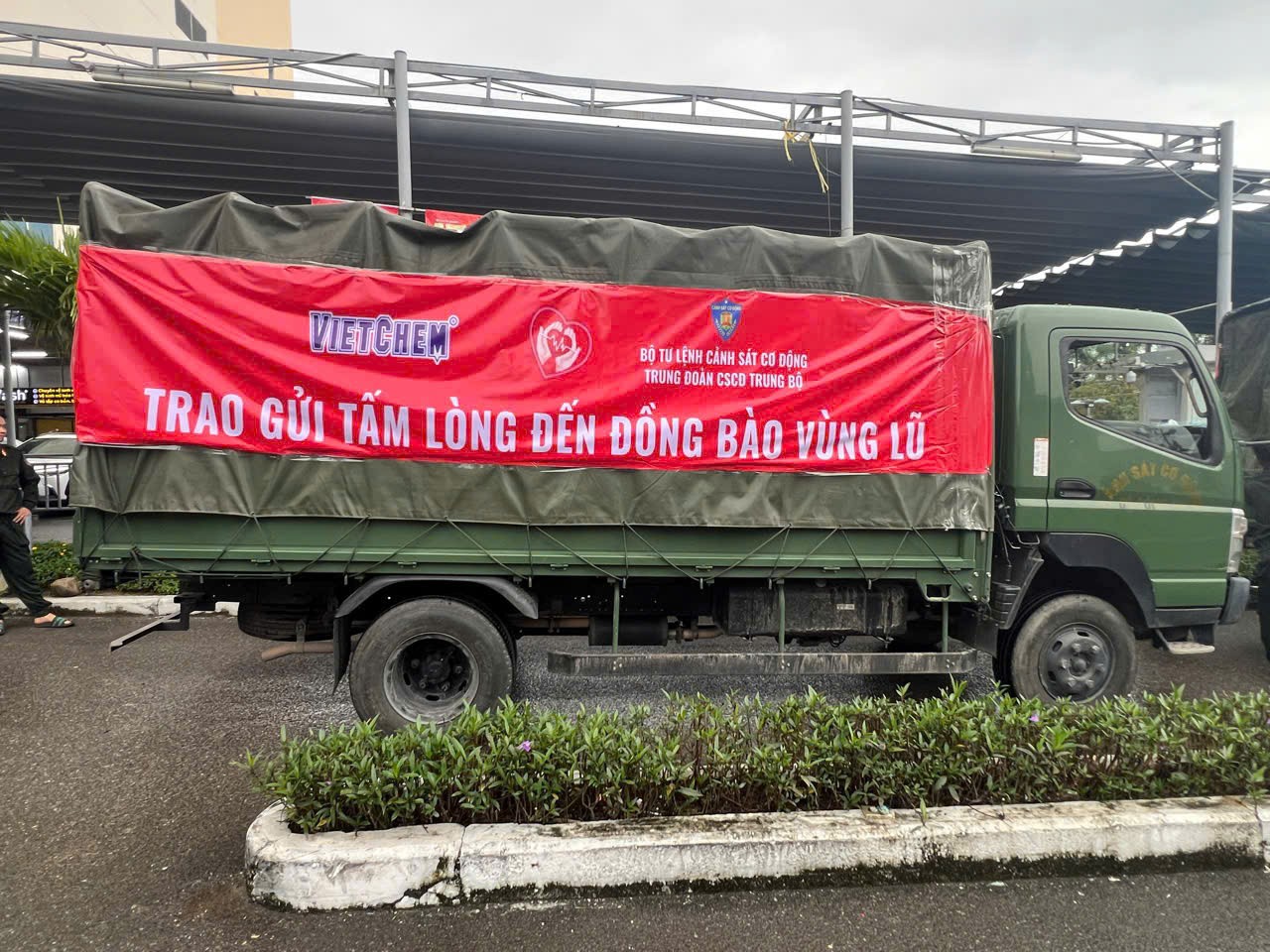 nhung-doan-xe-vietchem-cho-nhu-yeu-pham-gui-den-cac-ba-con-vung-lu-2