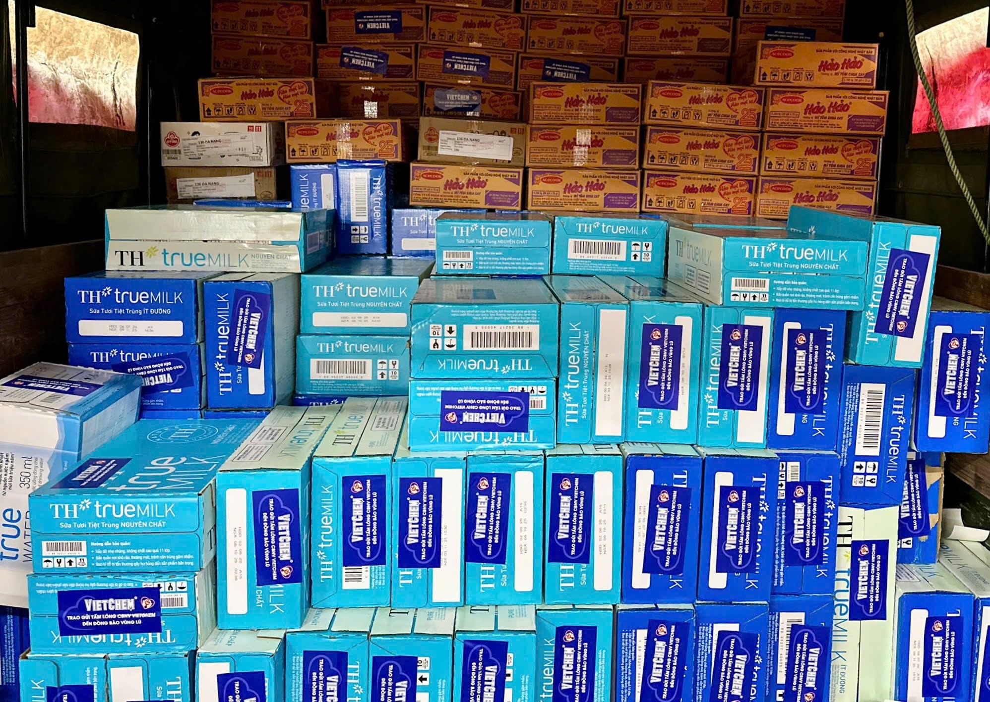 nhung-doan-xe-vietchem-cho-nhu-yeu-pham-gui-den-cac-ba-con-vung-lu-3