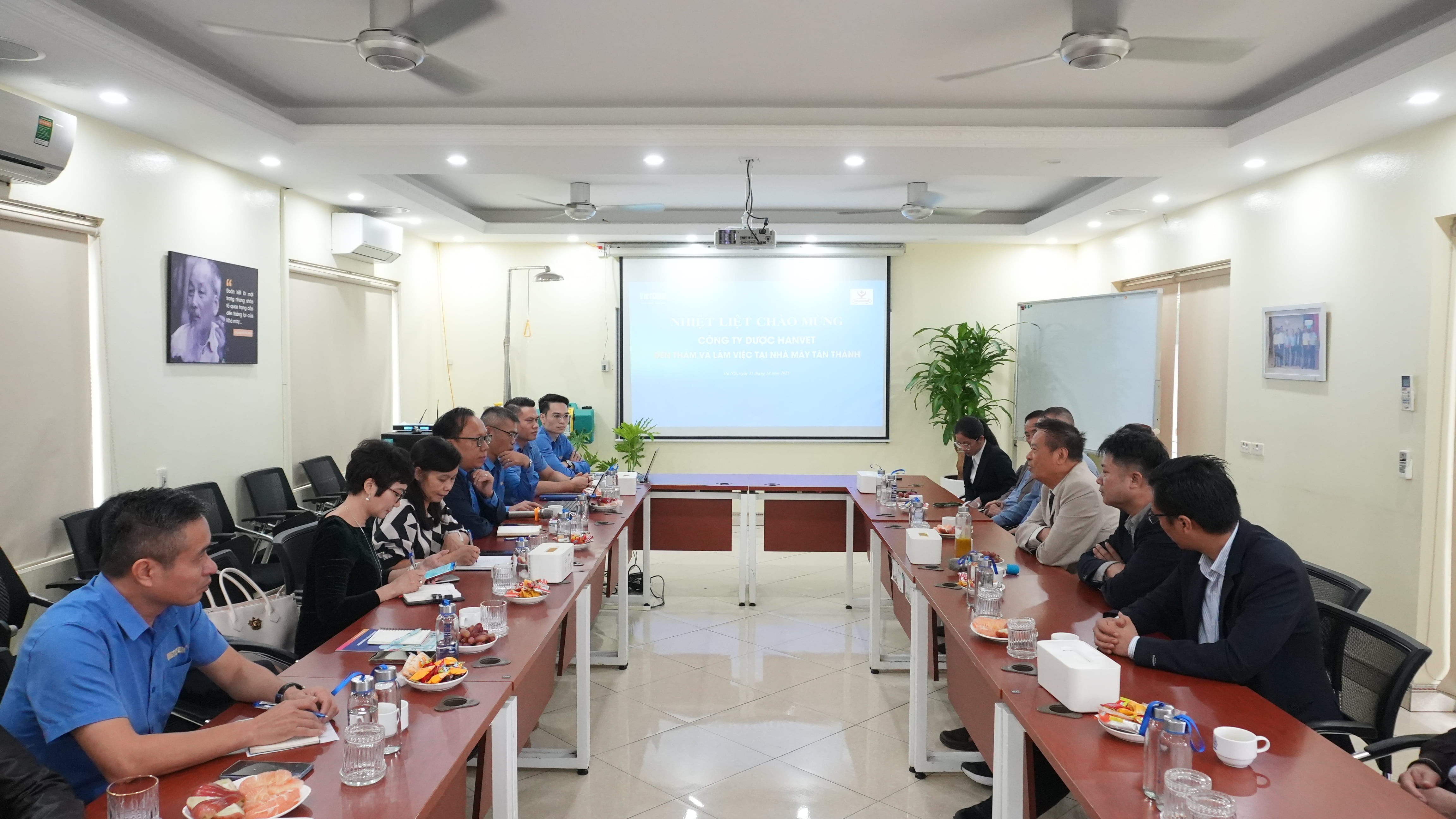 vietchem-va-hanvet-chia-se-tam-nhin-trao-doi-kinh-nghiem-trong-buoi-lam-viec