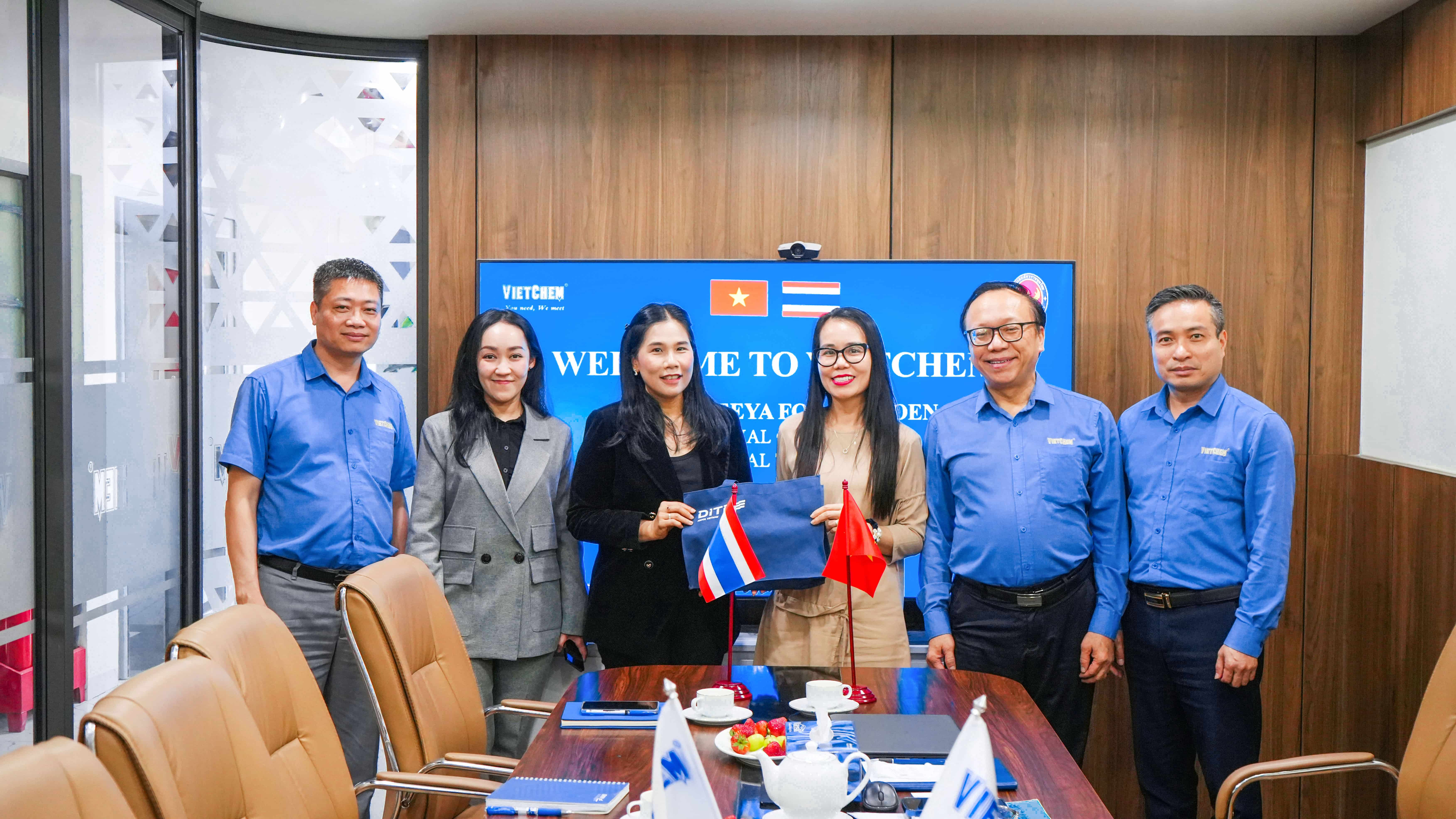 ban-lanh-dao-vietchem-tran-trong-don-tiep-ba-taneeya-foocharoen