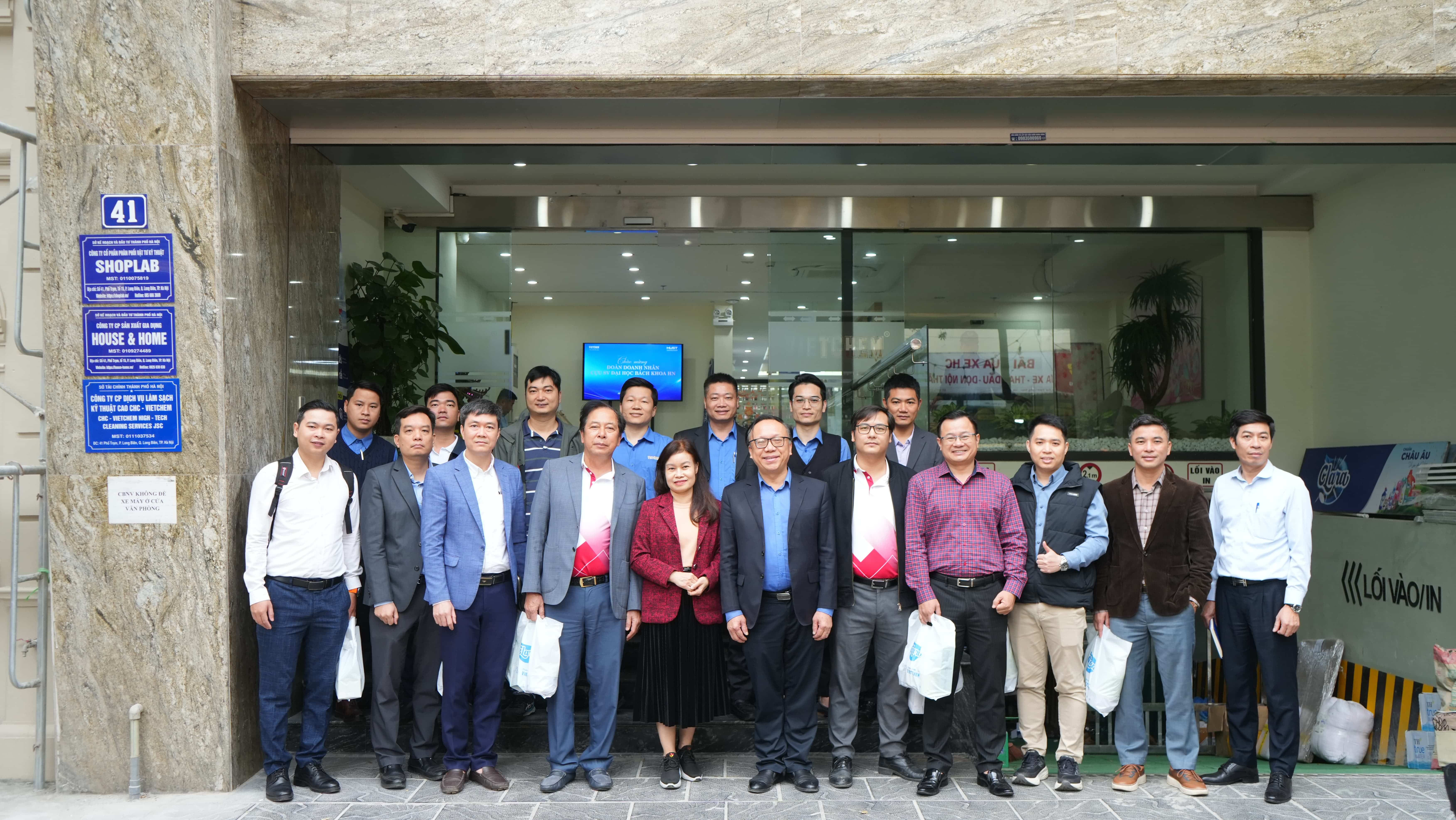 doan-doanh-nhan-cuu-sinh-vien-bach-khoa-chup-anh-luu-niem-cung-ban-lanh-dao-vietchem-1