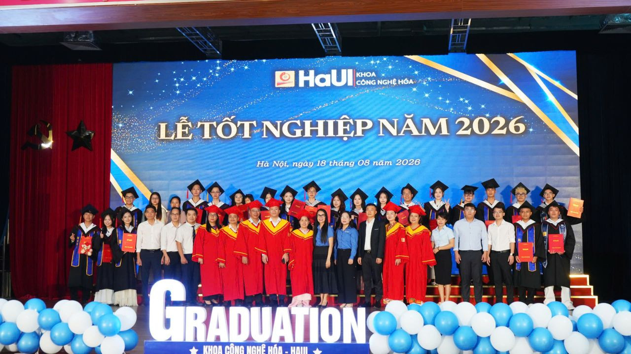 vietchem-trao-hoc-bong-tot-nghiep-haui-2026-2