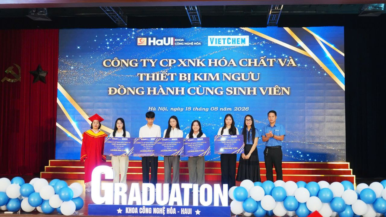 vietchem-trao-hoc-bong-tot-nghiep-haui-2026-3