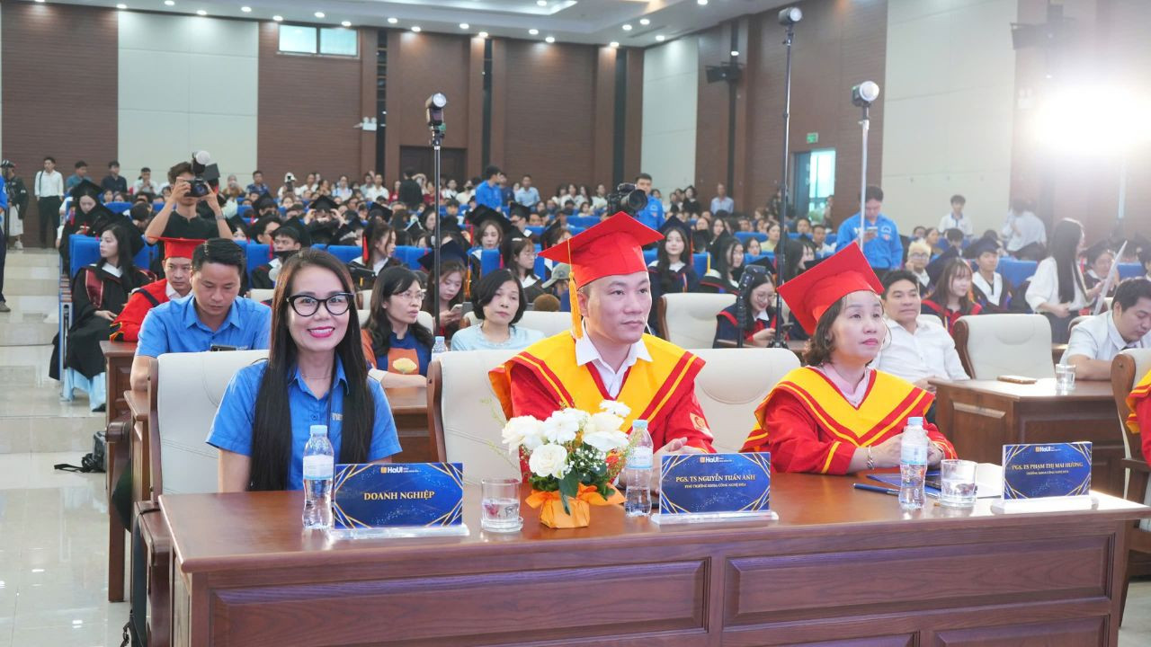 vietchem-trao-hoc-bong-tot-nghiep-haui-2026
