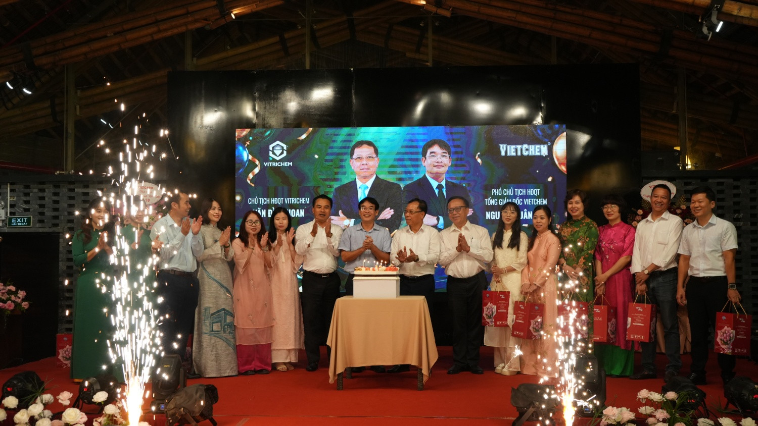 vietchem-vitrichem-gan-ket-hon-20-nam-ngay-20-10-5