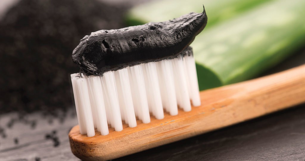 Sử dụng cacbon trong kem đánh răng giúp làm trắng răng
