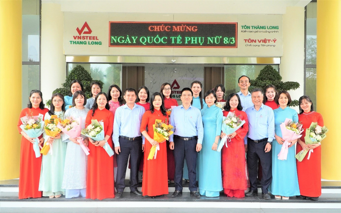 Nữ cán bộ công nhân viên Vnsteel Thăng Long kỷ niệm  ngày Quốc tế phụ nữ 08/03