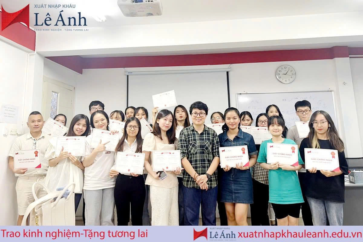 lop-hoc-xuat-nhap-khau-le-anh