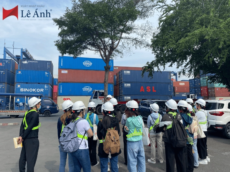 Học viên của trung tâm xuất nhập khẩu Lê Ánh đi thực tế tại Cảng Cát Lái