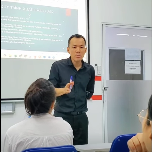 Lớp học xuất nhập khẩu tại Lê Ánh do thày Huỳnh kim tân giảng dạy