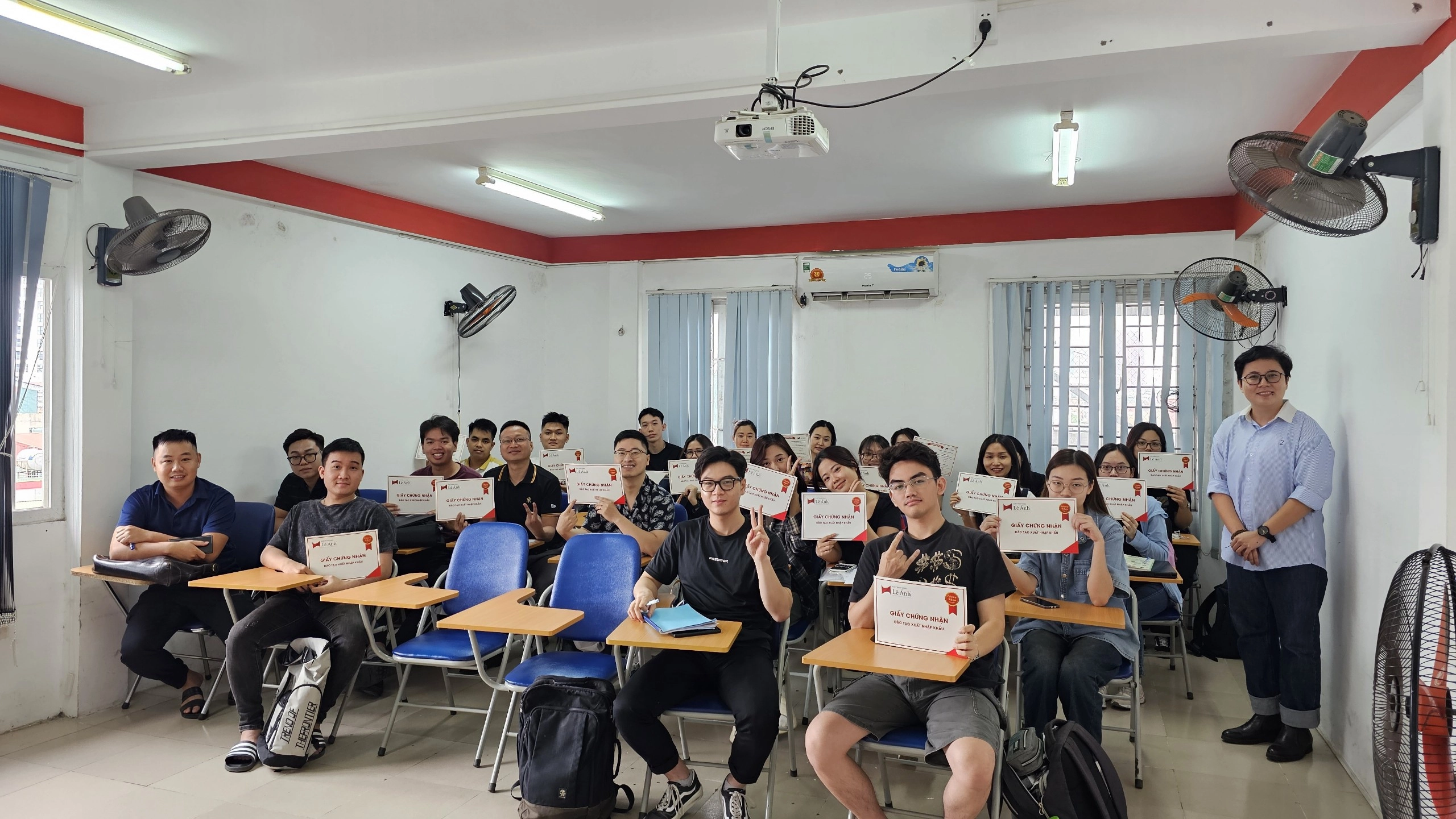 lớp học xuất nhập khẩu thực tế tại lê Ánh