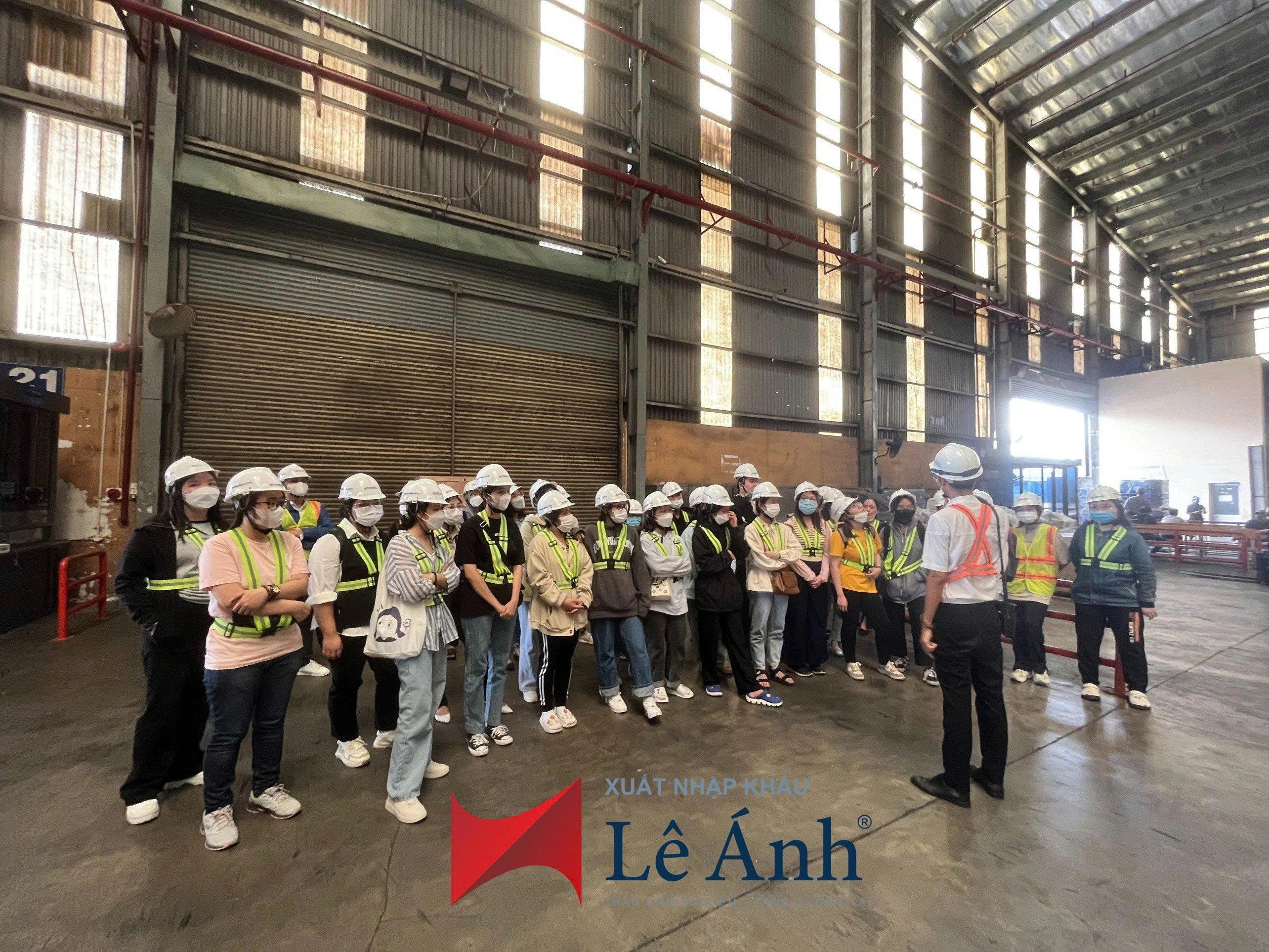 lớp học xuất nhập khẩu tại Lê Ánh đi thực tế tại cảng hàng không Nội Bài