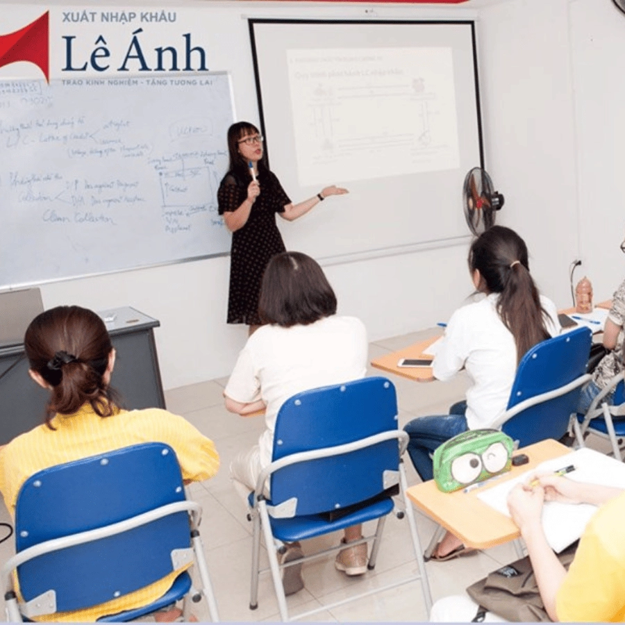 Giảng viên Hoàng Thị Lệ Huyền