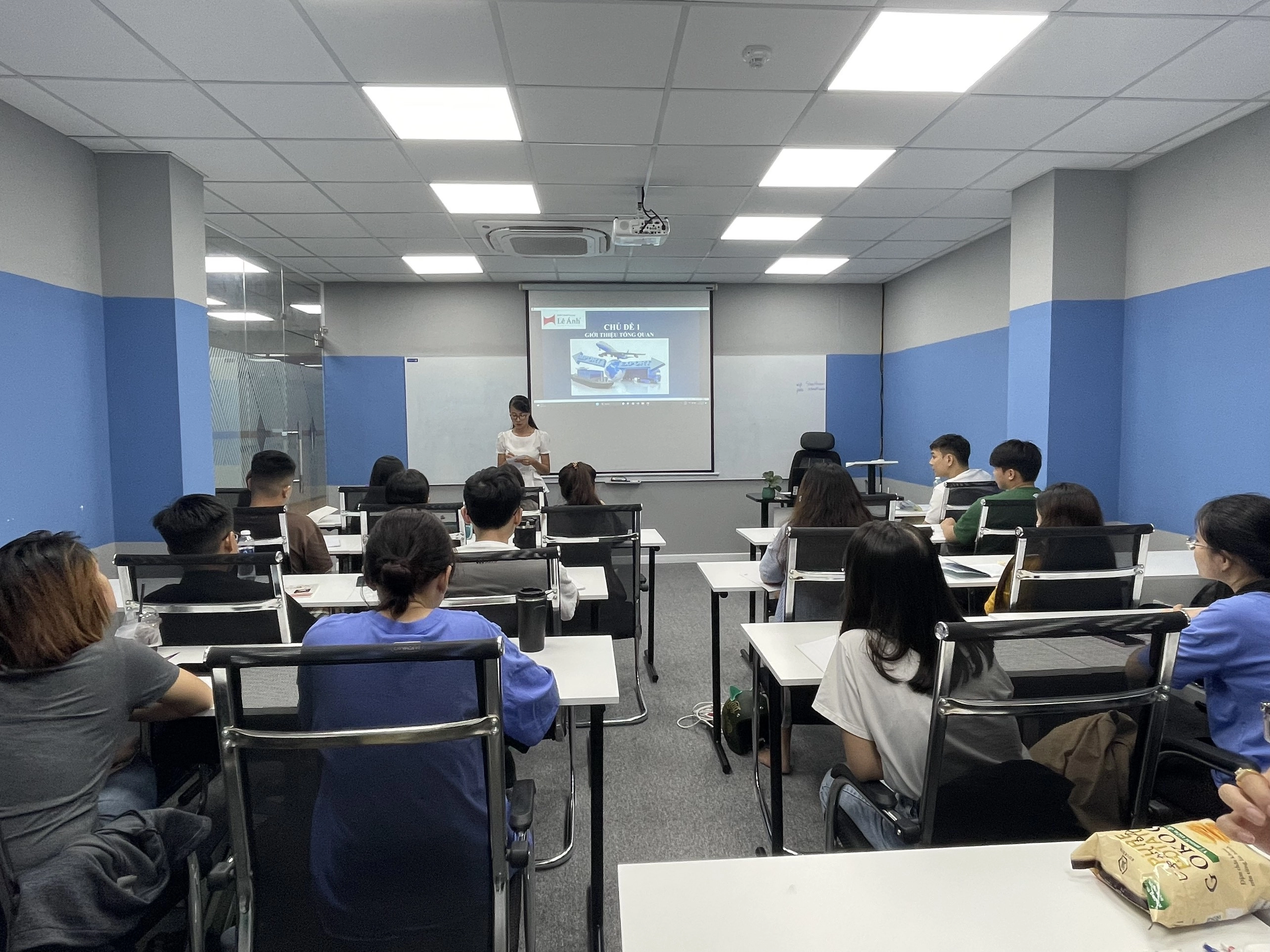 Khó học xuất nhập khẩu logistics do cô Linh phụ trách