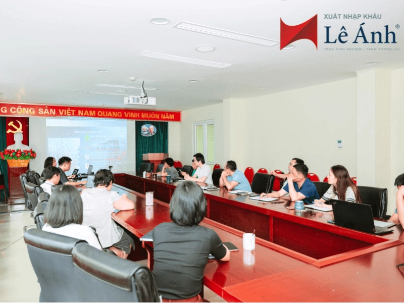 Cán bộ Hải quan tập trung cao độ trong buổi đào tạo