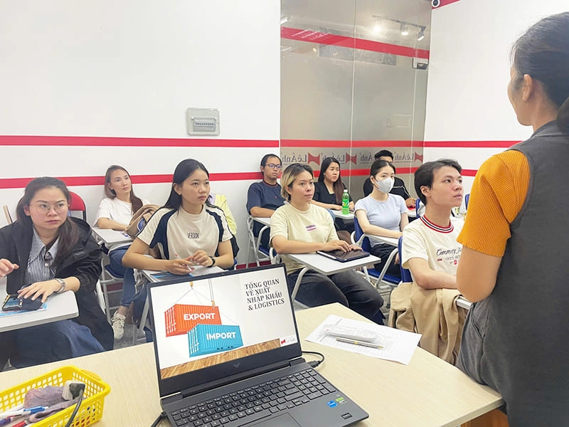 Trao đổi trực tiếp giữa giảng viên và học viên trong buổi học