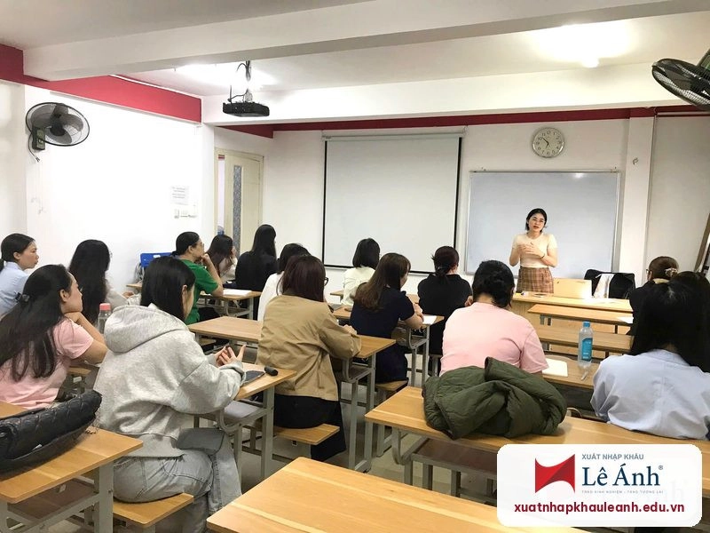 Giảng viên đứng lớp khóa học hành chính nhân sự tại Lê Ánh HR