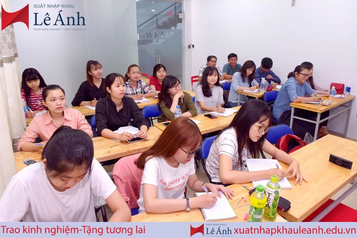 nen-hoc-xuat-nhap-khau-o-dau-hn-tphcm